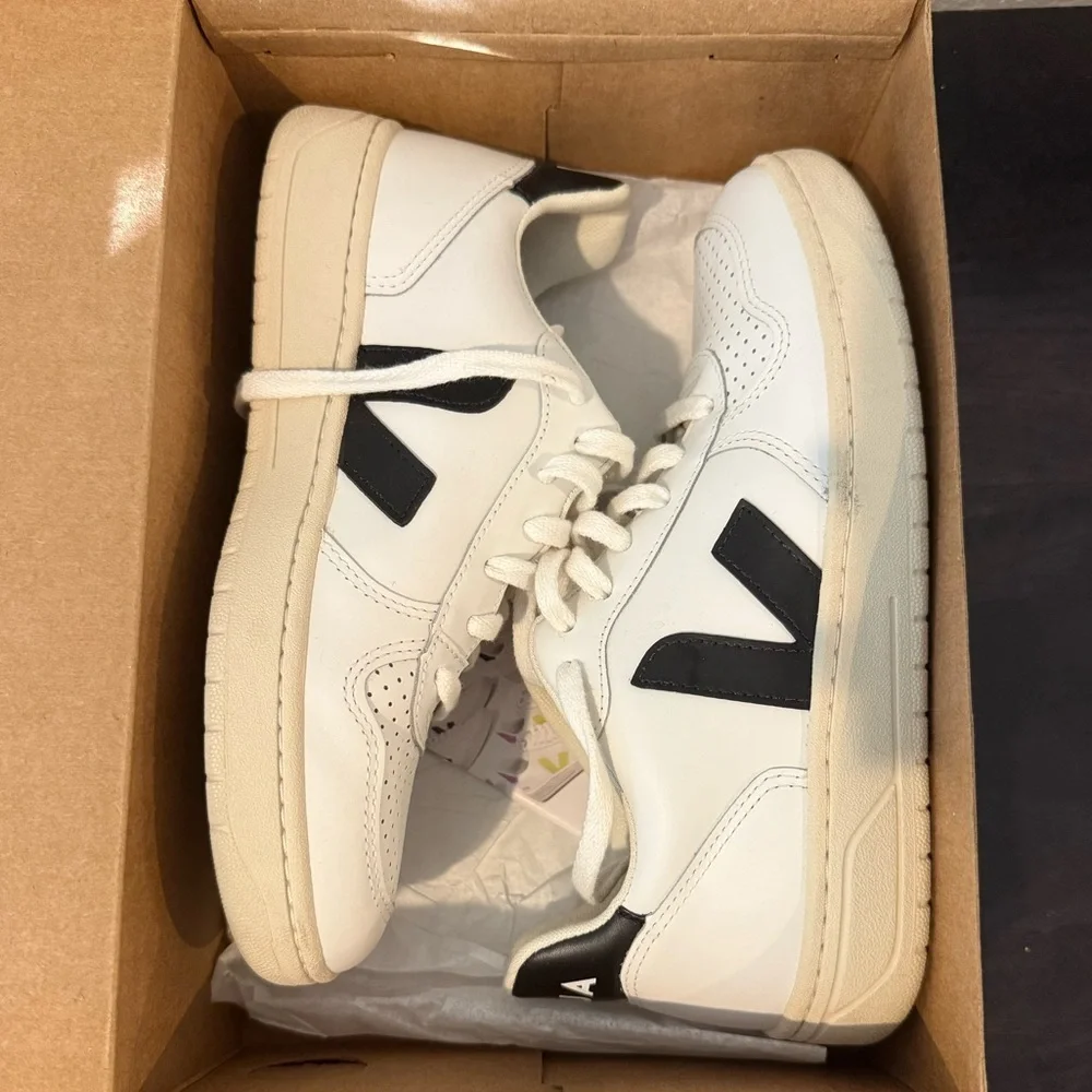 Veja V-10 Sneakers *NEW* - Picture 2 of 9